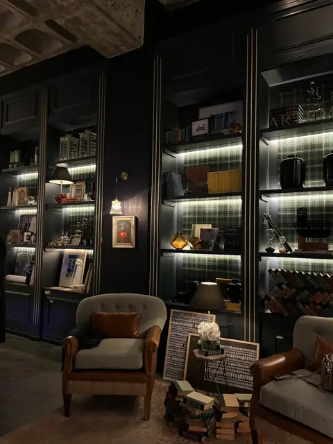 Biblioteca a medida con boiserie negra y estantes iluminados con LED, fabricada por Santo Carpintero para Casa FOA Córdoba 2026
