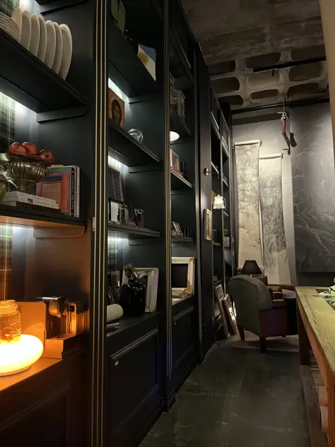 Perspectiva de la biblioteca a medida en el espacio de Casa FOA Córdoba 2026