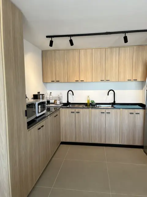 Cocina office a medida en melamina símil madera para oficinas de empresa