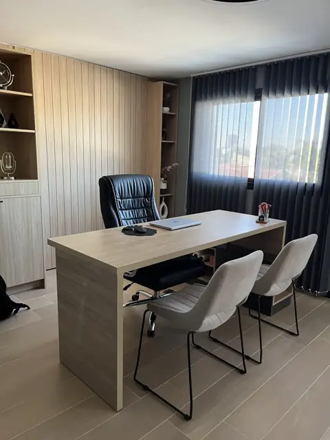 Oficina ejecutiva a medida con escritorio en melamina símil madera y revestimiento de listones