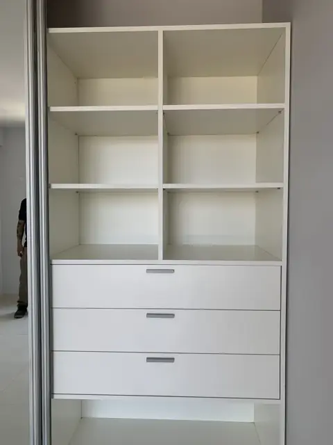 Placard y vestidor a medida con módulos de guardado y estantes