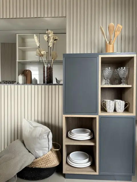 Mueble de guardado a medida con frentes lisos y estantes abiertos