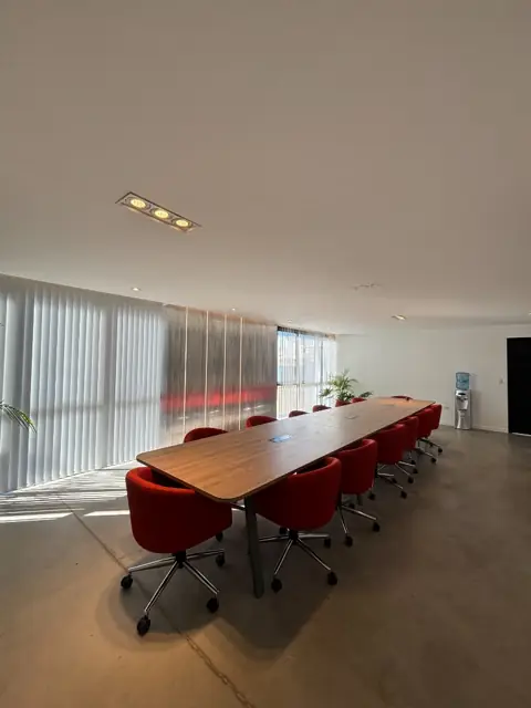 Sala de reuniones con mesa a medida para doce personas en melamina símil madera