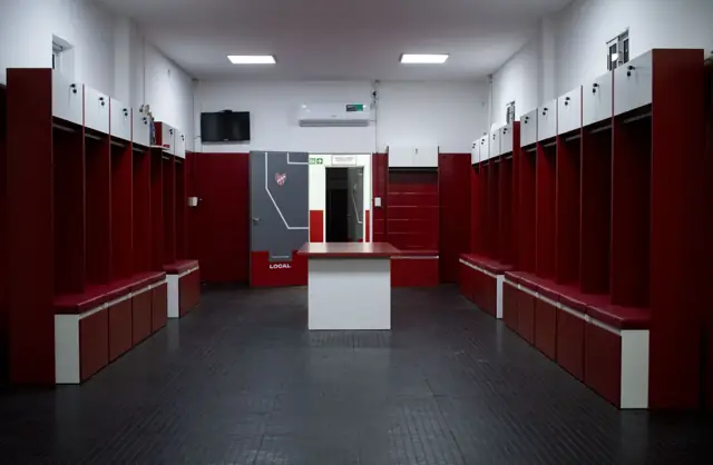 Vista general del vestuario del Club Atlético Instituto equipado a medida por Santo Carpintero
